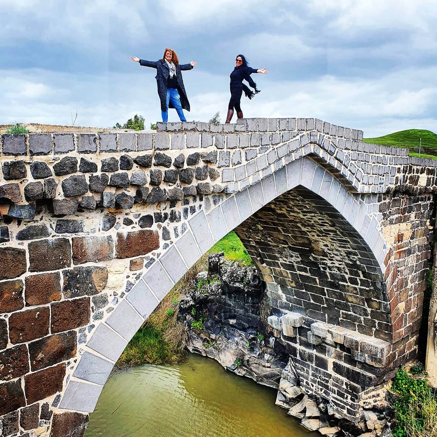 דנה ונושין על הגשר הממלוכי בנהריים בגשר בין ישראל לירדן