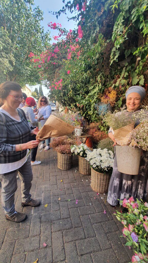 מיכל פרחים בנווה צדק תמונה מתוך הסיור הצרפתי של דנה סתוי