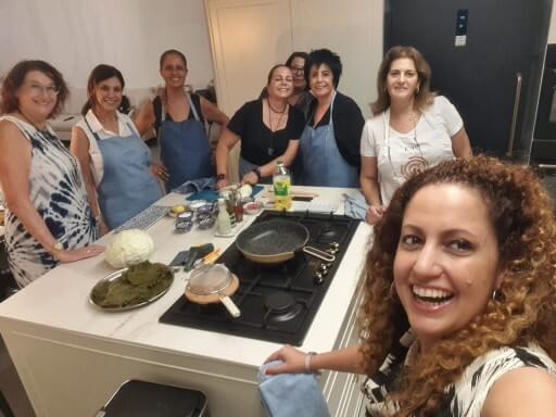 סדנת בישול עם ג'יזל שרה ללוש, משתתפת מאסטר שף, בבית באשדוד