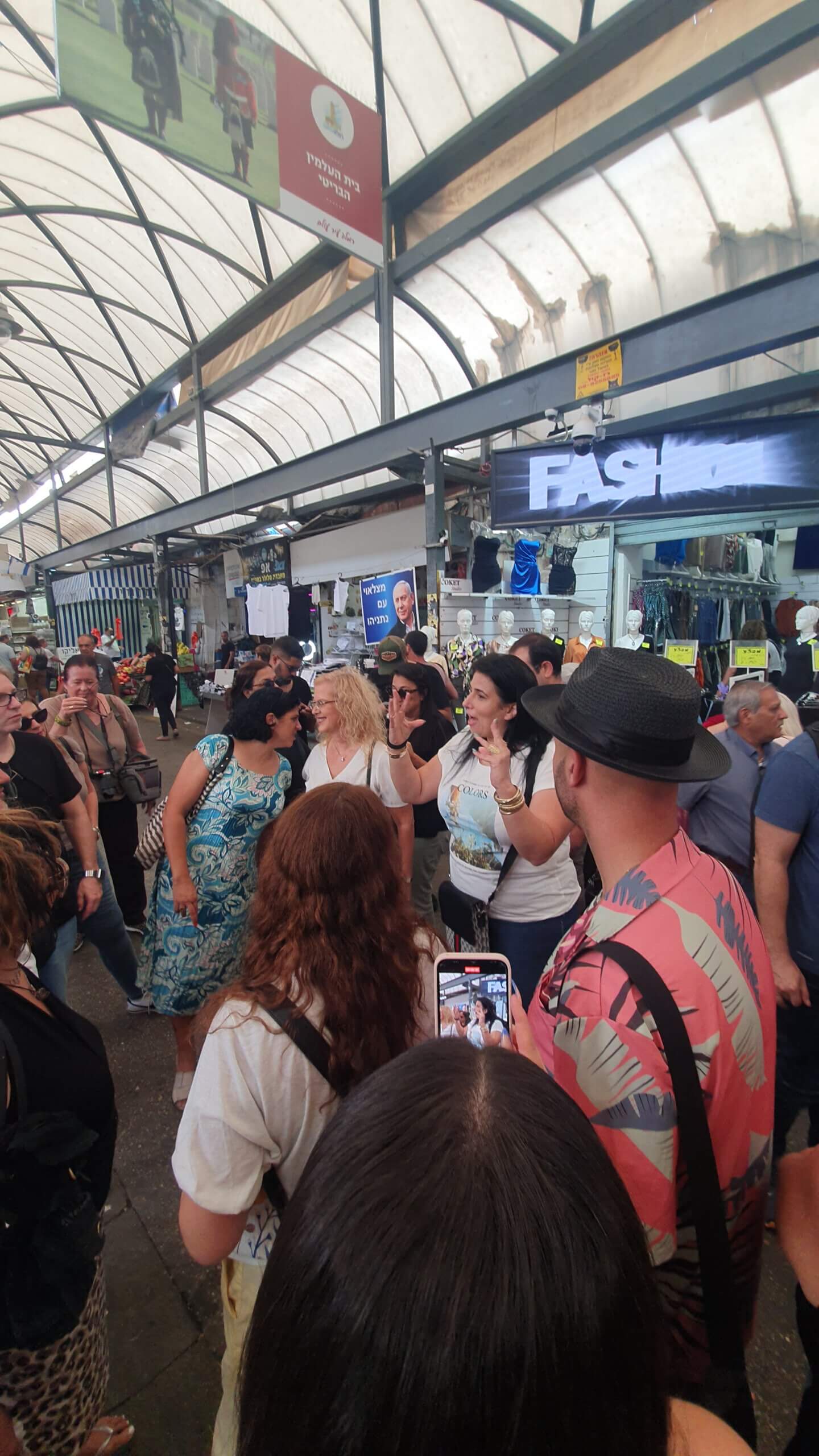 יונית צוקרמן מלכת המטבח  יחד עם דנה סתוי בשוק רמלה