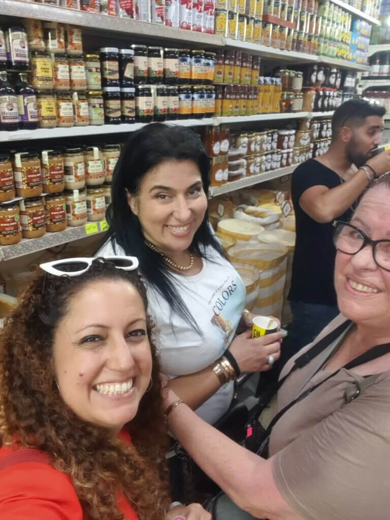יונית צוקרמן מלכת המטבח  יחד עם דנה סתוי ונורית פלד בשוק רמלה