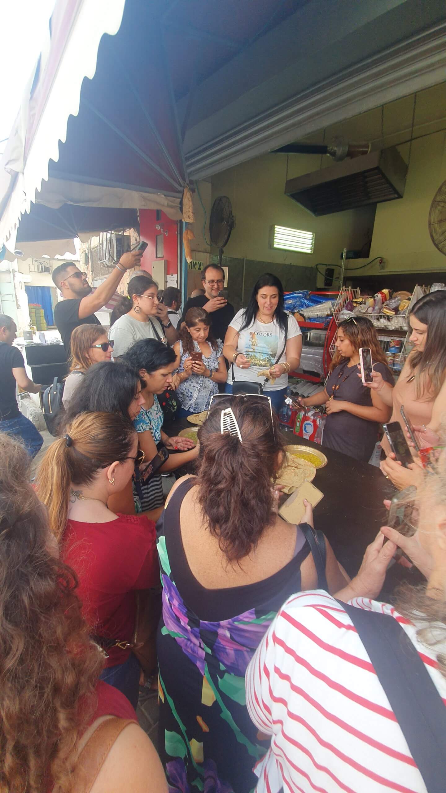 יונית צוקרמן מדריכת בשוק רמלה