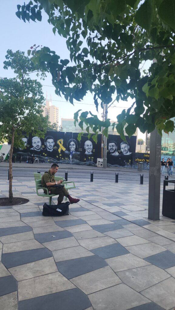 שיטוט ברחובות בין חיילים וחטופים על הקירות בירושלים - צילום - דנה סתוי מתוך הבלוג זמן איכות