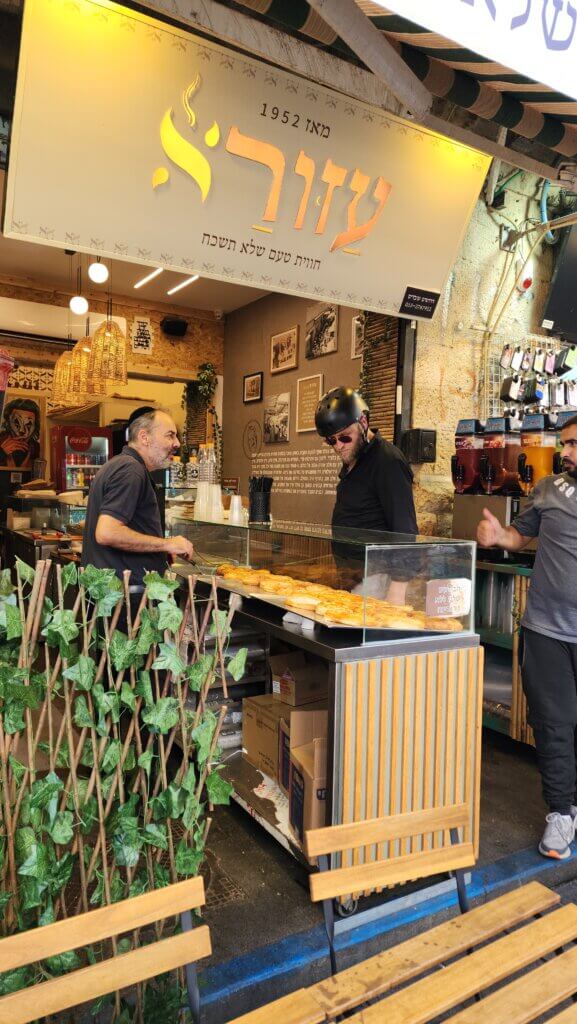 עזורא בשוק מחנה יהודה - צילום - דנה סתוי מתוך הבלוג זמן איכות