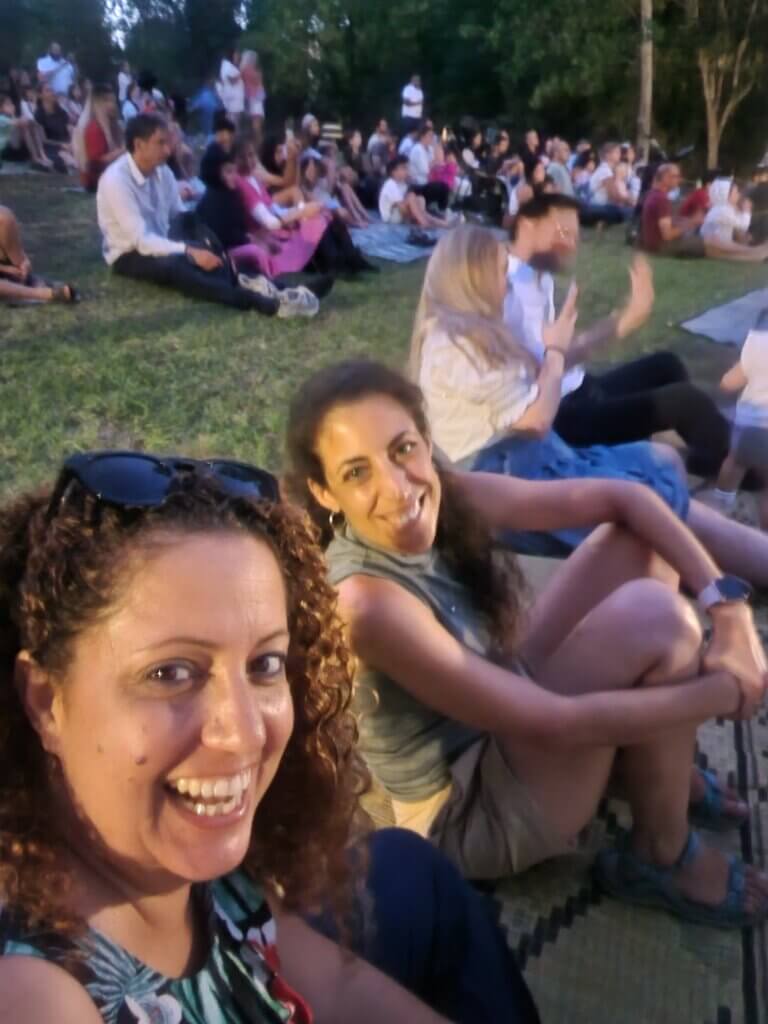 צופים בקרקס לגדולים וקטנים בגן הבוטני - צילום - דנה סתוי מתוך הבלוג זמן איכות