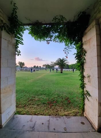 מסגרת של אבל - בית העלמין הצבאי הבריטי ברמלה
