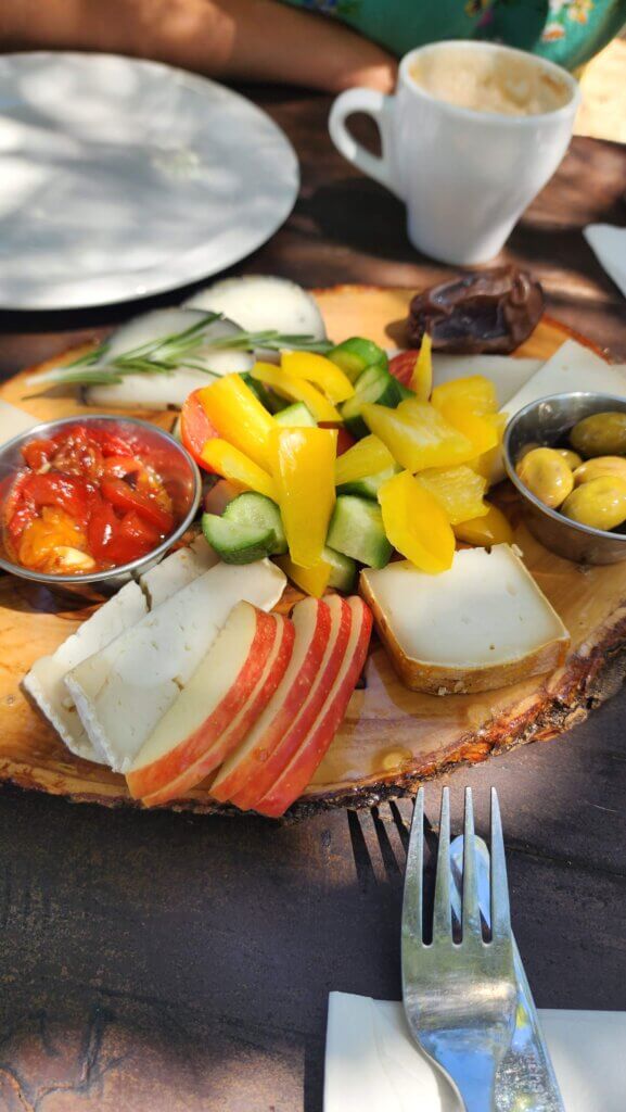 בראנץ ופלטת ירקות וגבינות במשק עין כמונים - צילום - דנה סתוי