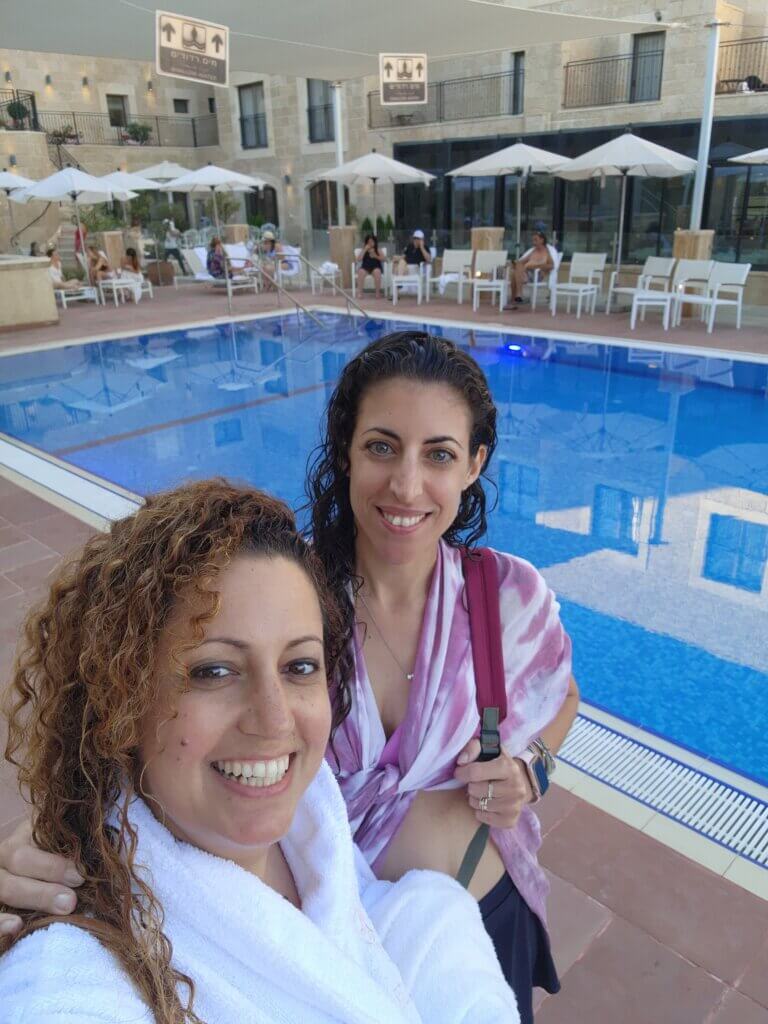 החברות הכי טובות - זמן בריכה במלון אדמונד צילום - דנה סתוי