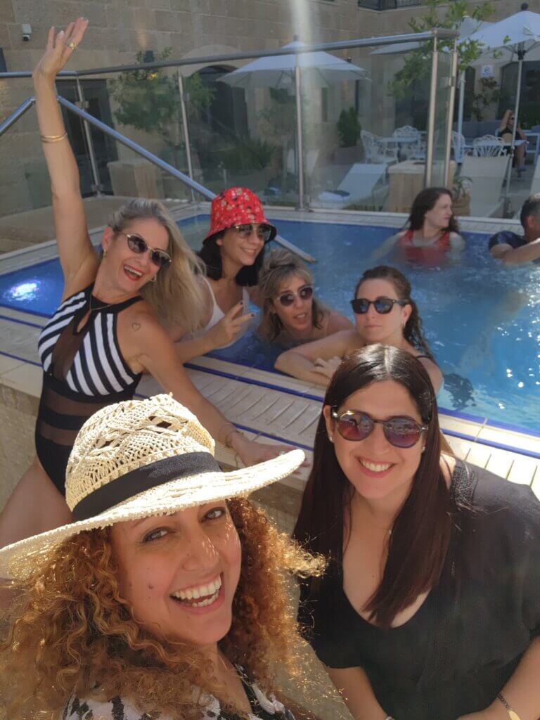 החברות הכי טובות - זמן בריכה וגקוזי במלון אדמונד צילום - דנה סתוי