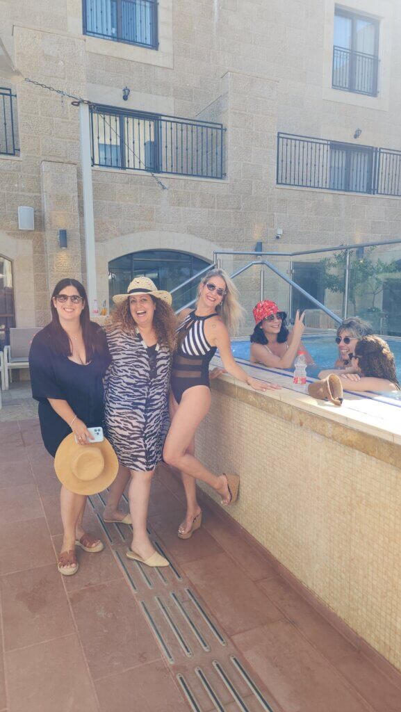 החברות הכי טובות - זמן גקוזי במלון אדמונד צילום - דנה סתוי