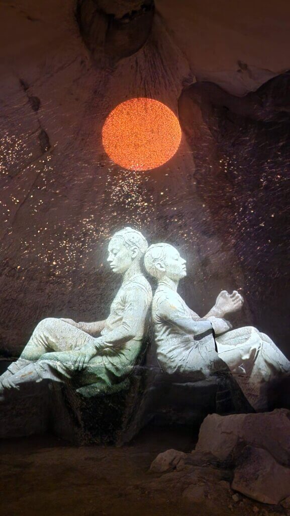 חדש תחת השמש - תערוכת נארי במערות גן לאומי בית גוברין - צילום - דנה סתוי מתוך הבלוג "זמן איכות"