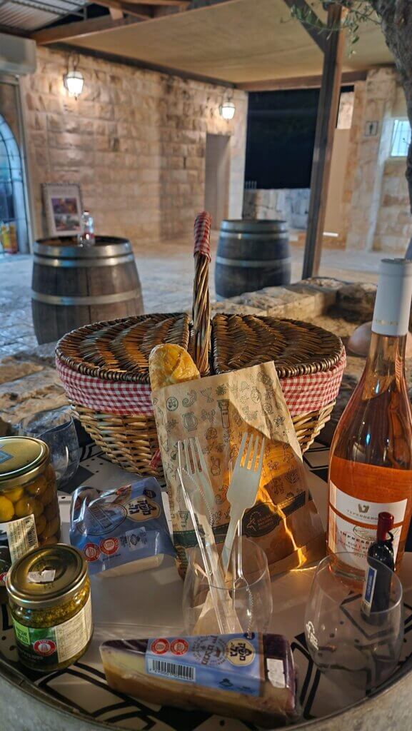 סלסלת פיקניק בגן לאומי בית גוברין צילום-דנה סתוי