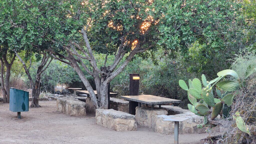 ספסלי פיקניק בגן לאומי בית גוברין - צילום - דנה סתוי מתוך הבלוג זמן איכות