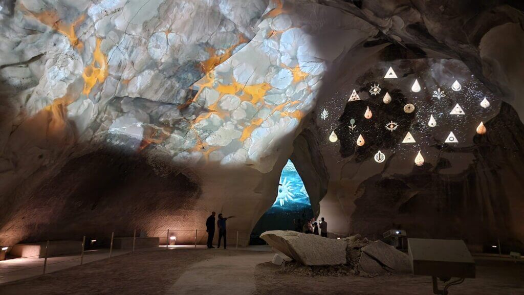 תערוכה של מירב שחם, אלי חזיזה ועידן רייכל במערות בין גוברין - צילום - דנה סתוי מתוך הבלוג זמן איכות