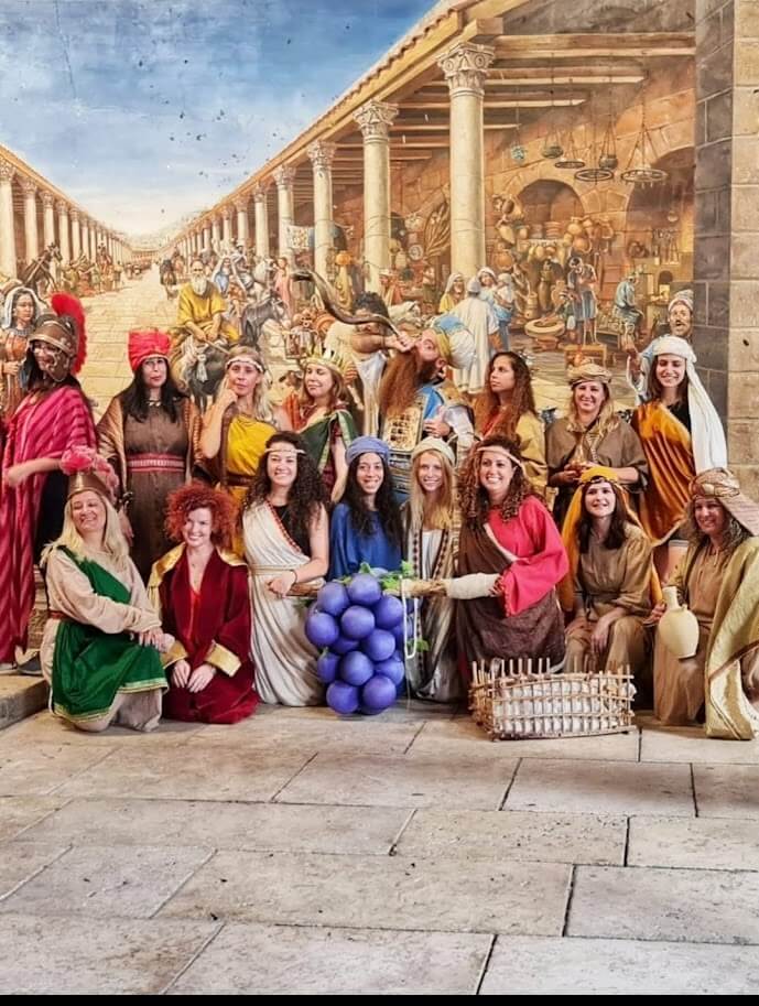 סיקור בלוגריות מטעם עיירת ירושלים - צילום לחיות את התנך